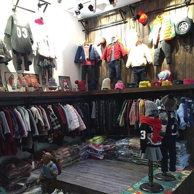 实木服装店货架领取优惠券