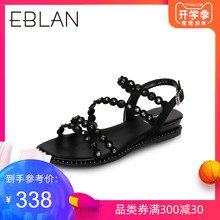 千百度 伊伴羊绒皮铆钉装饰低跟凉鞋B8383519