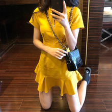 姜黄色连衣裙女包臀修身 圆领短袖 早春新款 荷叶边鱼尾裙子甜美短裙