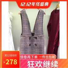 2018年冬季新品 禾歌莉娅木女装 单排扣V领格子背带连衣裙18CK4A050
