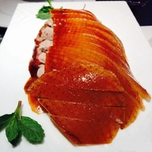 大董烤鸭店现做酥不腻整只烤鸭切片配薄饼酱料小料顺丰全国真空
