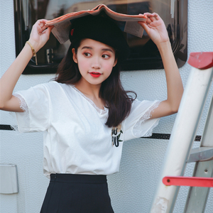 学院风刺绣v领T恤