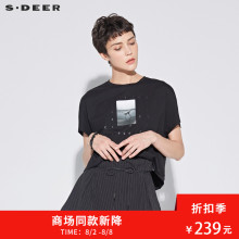 sdeer圣迪奥女装宽松简约圆领字母人物印胶蝙蝠袖T恤S18280170图片
