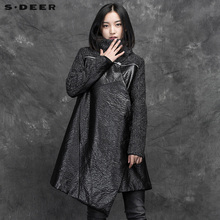 sdeer圣迪奥女装2017冬装现代酷感压印PU拼接长款外套S15481825图片