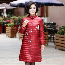 2017冬新款中老年刺绣羽绒服女中长款轻薄大码修身白鸭绒保暖外套图片
