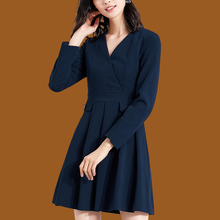 ZIMMUR秋季新品2018 纯色优雅简约长袖连衣裙 拼接v领百褶连衣裙图片