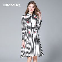 ZIMMUR秋冬新款2018黑白竖条纹绑带长袖雪纺刺绣收腰女中长连衣裙图片