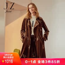 玖姿奥莱店2018秋装新款丝绒绣花大翻领中长风衣图片