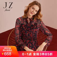 玖姿女装2018秋装新款系带压褶木耳领雪纺连衣裙女两件套图片