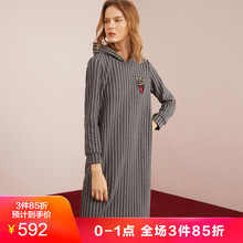 玖姿奥莱女装2018秋装新款绣花贴布连帽直筒针织连衣裙女图片