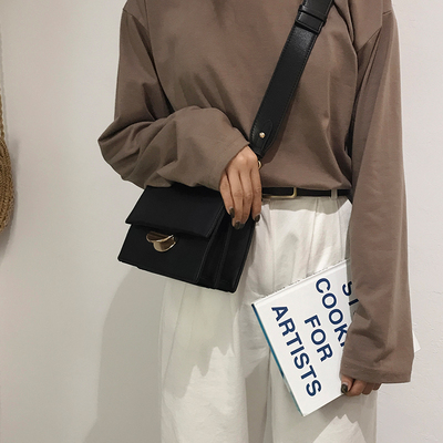 网红小黑包包女2018秋冬新款简约复古斜挎包chic港风宽肩带小方包