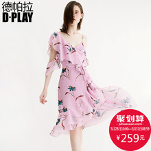 DPLAY2018夏新品欧美粉底印花吊带漏肩荷叶边连衣裙中长款沙滩裙