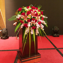 鲜花演讲花宴会礼仪台花桌花讲台花主席台花商务会议花东莞鲜花店