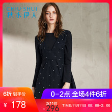 秋水伊人2017冬新品女装纯色简约时尚拼接波点羊毛修身连衣裙图片