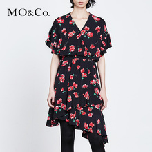 MOCO2018夏季新品V领印花不规则裙摆连衣裙MT182DRS107 摩安珂图片