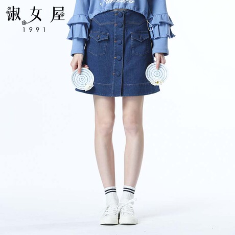 淑女屋2018年冬季新款修身柔软微弹纽扣口袋蓝色牛仔半身裙商品大图
