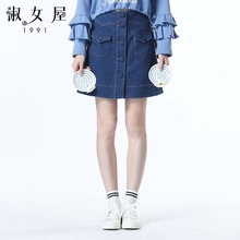 淑女屋2018年冬季新款修身柔软微弹纽扣口袋蓝色牛仔半身裙图片