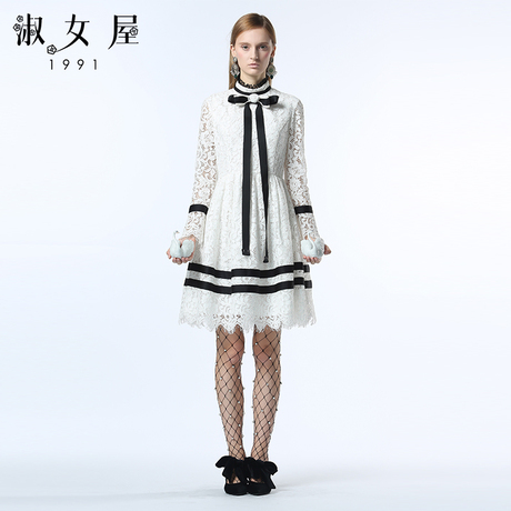 淑女屋2018年冬季新款合体柔软米白色蕾丝立领连衣裙商品大图