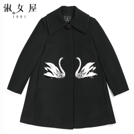淑女屋2018年冬季新款天鹅亮丝图案黑色中长款毛呢外套商品大图