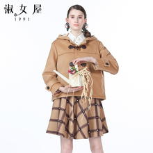淑女屋2018年冬季新款合体柔软短款连帽纽扣口袋卡其色外套图片