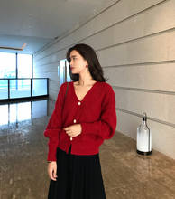 2018秋冬新款 毛衣外套女 厚款 复古本命年红色软糯针织开衫 famous