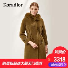 Koradior/珂莱蒂尔品牌女装2018冬装新款狐狸毛领羊剪绒皮草外套图片