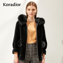 Koradior/珂莱蒂尔品牌女装2018冬装新款羊剪绒大衣连帽皮草外套图片