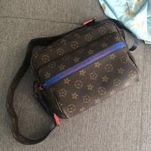 2019早春新款男女同款款宽肩带老花斜挎胸包女包锁拉链腰包邮差包