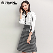 尚都比拉裙子女2018新款秋装撞色荷叶边蝴蝶结系带拼接格子连衣裙图片