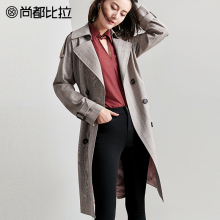 尚都比拉2018秋冬新款复古格纹双排扣系带收腰显瘦刺绣字母风衣女图片