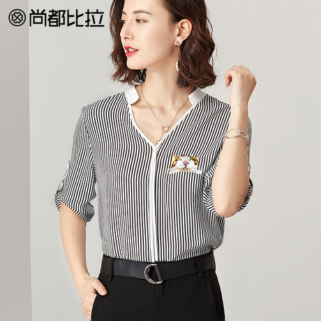 尚都比拉小猫刺绣漏锁骨女士上衣2018秋通勤七分袖时尚条纹雪纺衫商品大图
