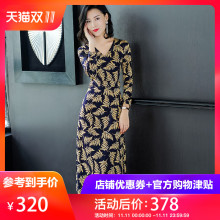 隆缘裳2018冬装新款女v领收腰修身显瘦时尚印花中长款连衣裙 3950图片