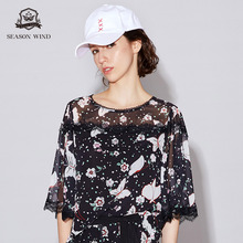 季候风2018夏季商场同款圆领套头蝴蝶印花设计五分袖衬衣女夏图片