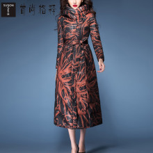 首尚格释2018冬装新款女装修身连帽印花中长款羽绒服图片