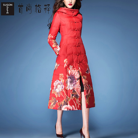 首尚格释2018冬装新款女装修身气质红色盘扣印花过膝中长款羽绒服商品大图