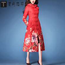 首尚格释2018冬装新款女装修身气质红色盘扣印花过膝中长款羽绒服图片