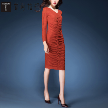 首尚格释2018春装新款女装英伦风时尚包臀弹力褶皱中长款连衣裙女图片