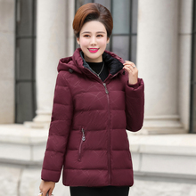 中老年羽绒服女短款加肥宽松胖妈妈新款2018冬装加厚连帽外套图片