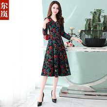 秋装女2018新款有女人味的时尚v领印花连衣裙春秋季中长款打底裙图片