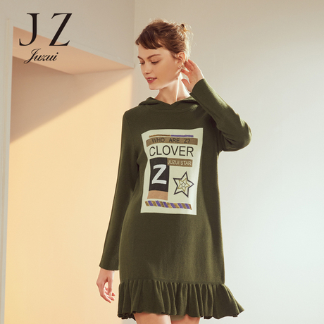 JUZUI/玖姿旗舰店2018秋装新款直筒藏肉连帽字母针织连衣裙女商品大图