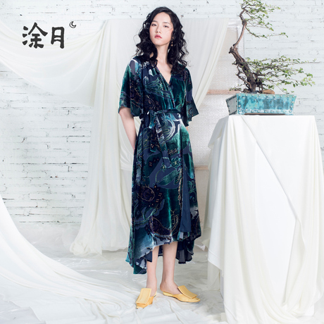 涂月透视镂空V领真丝绒连衣裙女秋系带收腰复古长裙 不规则裙摆商品大图