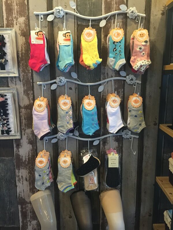 新款铁艺袜子展示架围巾挂钩饰品架子上墙盒装衣架口罩展示袜子架