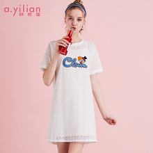 阿依莲2018夏季新款时尚修身图案蕾丝裙子女镂空短袖连衣裙两件套图片