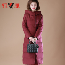 雅鹿中年妈妈冬装宽松大码羽绒服中长款中老年女装连帽过膝外套潮图片
