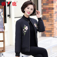 雅鹿品牌妈妈冬装羽绒服短款2018新款洋气中老年女装冬天保暖外套图片