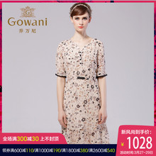 Gowani/乔万尼夏季淡雅小碎花桑蚕丝v领修身中长款真丝连衣裙女装图片