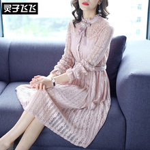 2018秋装新款长袖小香风气质女人味裙子中长款修身镂空蕾丝连衣裙图片