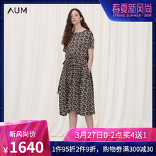 AUM噢姆2018夏季新款圆领系带印花真丝连衣裙短袖女士宽松中长裙图片