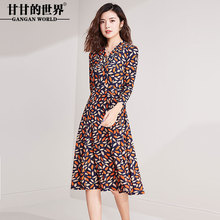甘甘的世界女士秋季连衣裙2018新款中长款V领九分袖印花连衣裙女图片