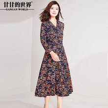 甘甘的世界2018秋装新款复古印花连衣裙大码显瘦中长款V领长裙子图片